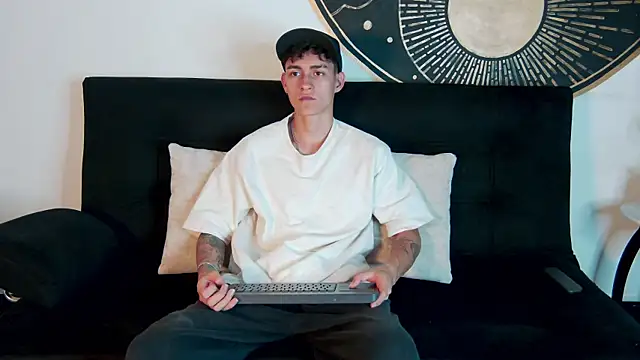 Snapshot of LukeSavagge chatting on 10.10.25 LukeSavagge online show from 10.10.25