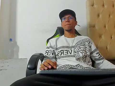 MaxVibe420 online show from 10.16.25