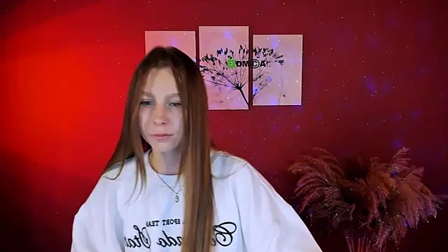 Snapshot of esme_moore_ chatting on 10.10.25 esme moore online show from 10.10.25