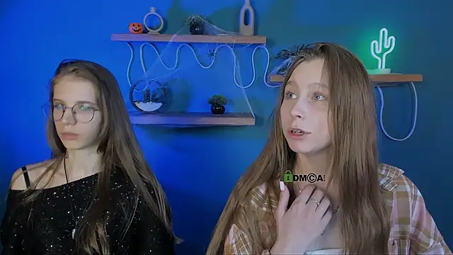 Snapshot of esme_moore_ chatting on 10.29.25 esme moore online show from 10.29.25