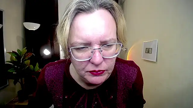 Snapshot of VestaWoody chatting on 10.09.25 VestaWoody online show from 10.09.25