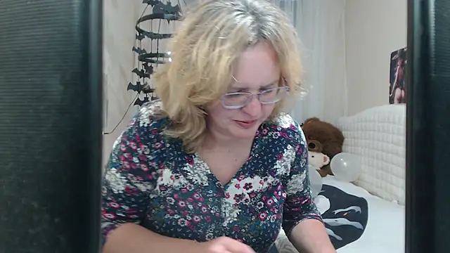 Snapshot of VestaWoody chatting on 10.12.25 VestaWoody online show from 10.12.25