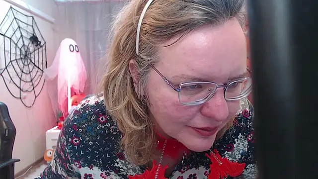 Snapshot of VestaWoody chatting on 10.16.25 VestaWoody online show from 10.16.25