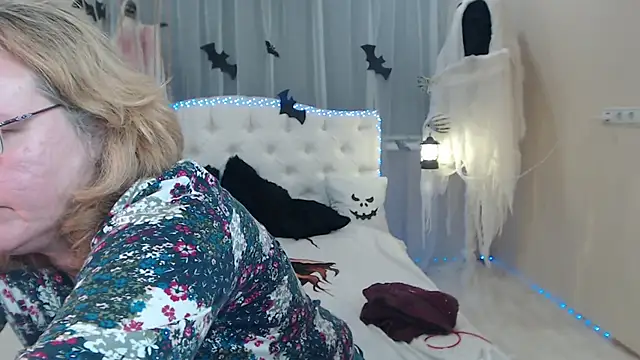 Snapshot of VestaWoody chatting on 10.17.25 VestaWoody online show from 10.17.25