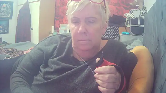 Snapshot of Playful_MILF_Demi chatting on 10.20.25 Playful MILF Demi online show from 10.20.25