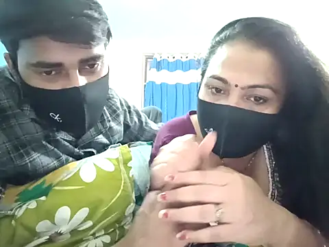Snapshot of horny_milf_couple chatting on 10.19.25 horny milf couple online show from 10.19.25
