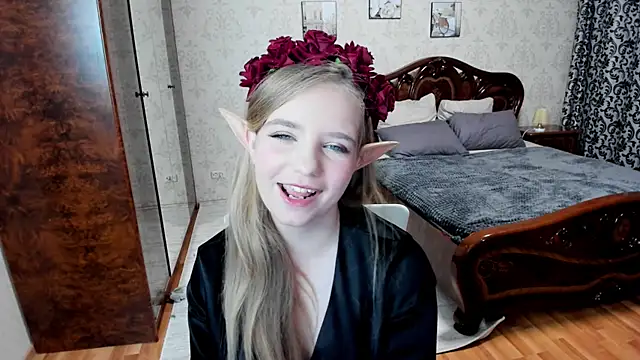 Snapshot of LunaCosplay chatting on 10.21.25 LunaCosplay online show from 10.21.25