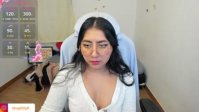 Snapshot of LoveLyy- chatting on 10.13.25 LoveLyy- online show from 10.13.25