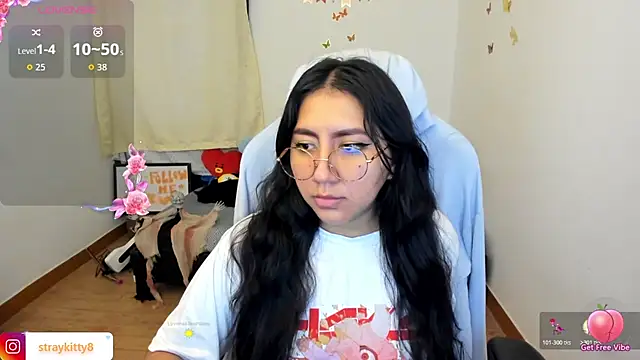 Snapshot of LoveLyy- chatting on 10.17.25 LoveLyy- online show from 10.17.25