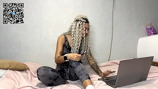 Snapshot of AngelWithBeautyPussy chatting on 10.07.25 AngelWithBeautyPussy online show from 10.07.25