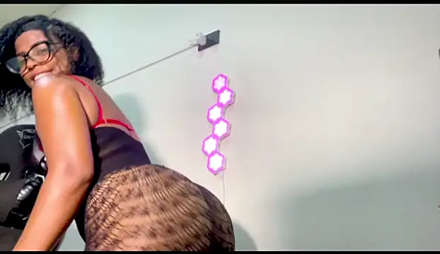 Snapshot of natybratz01 chatting on 11.11.25 natybratz01 online show from 11.11.25