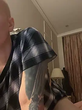 Snapshot of SweetKrysty chatting on 10.11.25 SweetKrysty online show from 10.11.25