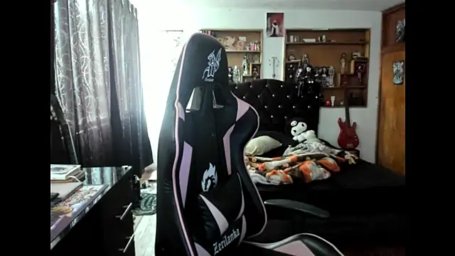 Snapshot of Maki_Zein_ chatting on 10.29.25 Maki Zein online show from 10.29.25