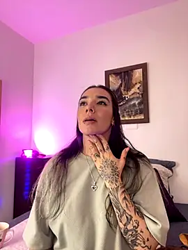 Snapshot of _Emily_Sands_ chatting on 10.27.25  Emily Sands  online show from 10.27.25