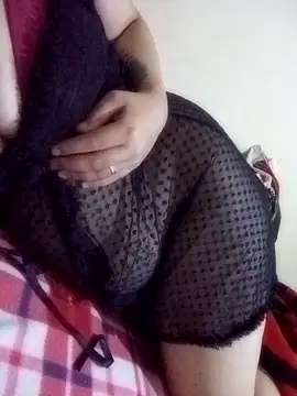 Snapshot of Mia-mrocia chatting on 10.24.25 Mia-mrocia online show from 10.24.25