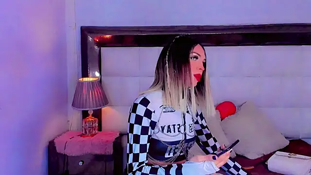 Snapshot of cute_ts_doll chatting on 11.01.25 cute ts doll online show from 11.01.25