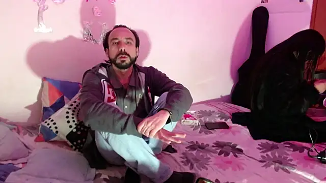 Snapshot of Isis_Robert chatting on 10.19.25 Isis Robert online show from 10.19.25