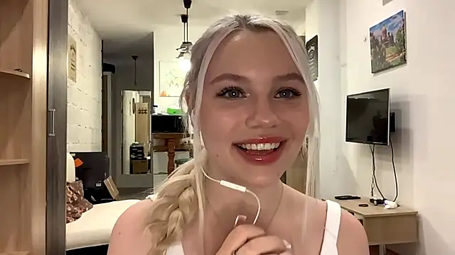 Snapshot of LupeLewitt chatting on 10.29.25 LupeLewitt online show from 10.29.25