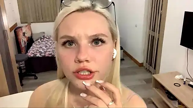 Snapshot of LupeLewitt chatting on 10.30.25 LupeLewitt online show from 10.30.25