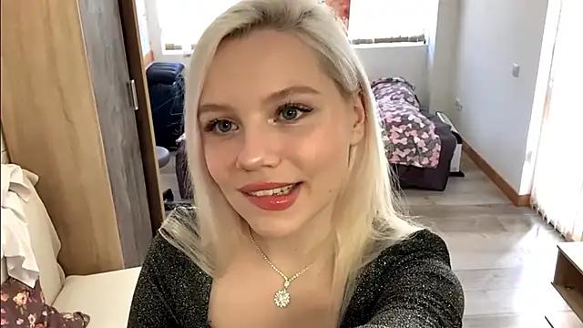 Snapshot of LupeLewitt chatting on 11.02.25 LupeLewitt online show from 11.02.25