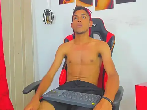 Snapshot of sexy_latin_cum chatting on 10.17.25 sexy latin cum online show from 10.17.25