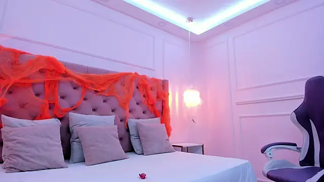 Snapshot of _hanna_bakerr_ chatting on 10.30.25  hanna bakerr  online show from 10.30.25