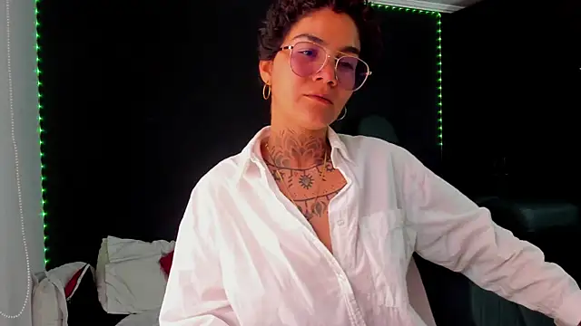 Snapshot of anaroa01 chatting on 11.08.25 anaroa01 online show from 11.08.25