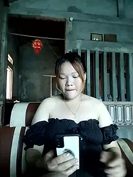 Snapshot of mai-cute chatting on 10.18.25 mai-cute online show from 10.18.25