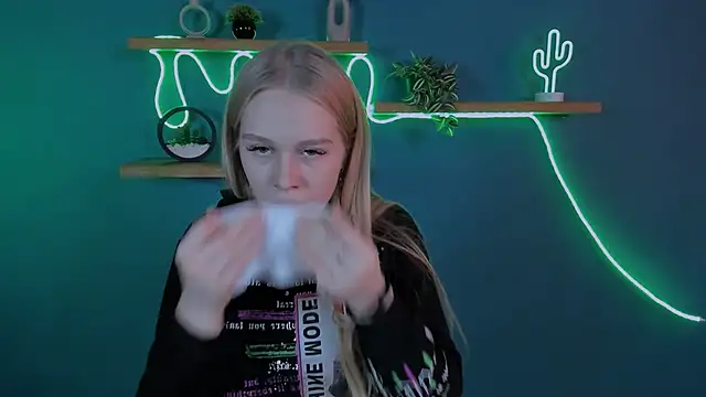 Snapshot of megan_cold chatting on 11.03.25 megan cold online show from 11.03.25