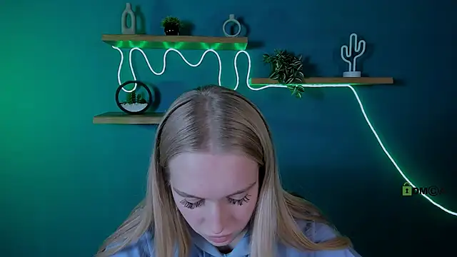 Snapshot of megan_cold chatting on 11.04.25 megan cold online show from 11.04.25