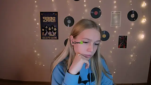 Snapshot of megan_cold chatting on 11.08.25 megan cold online show from 11.08.25