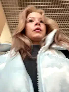 Snapshot of Eliiizaaa chatting on 10.31.25 Eliiizaaa online show from 10.31.25