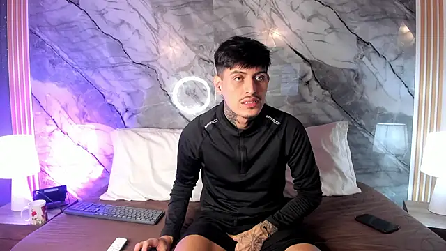 Snapshot of enzorodriguezz chatting on 11.11.25 enzorodriguezz online show from 11.11.25