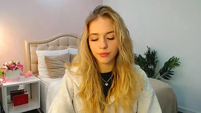 Snapshot of sassy_cutie chatting on 10.22.25 sassy cutie online show from 10.22.25