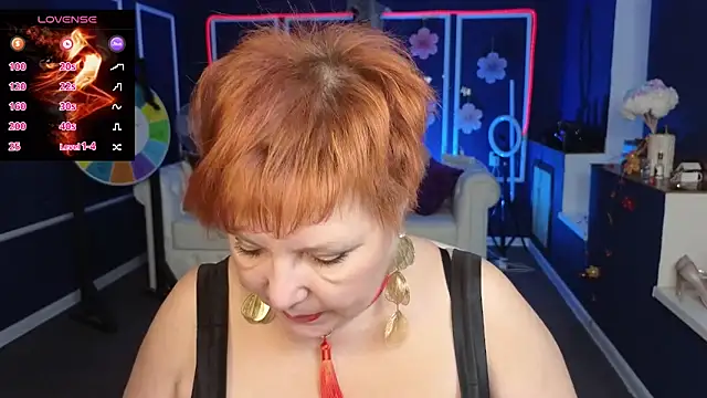 Kira Kirke online show from 10.24.25