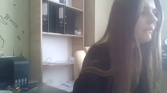 Snapshot of DollyRoma chatting on 10.27.25 DollyRoma online show from 10.27.25