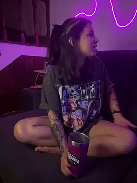 Snapshot of Hannahinfame chatting on 11.11.25 Hannahinfame online show from 11.11.25