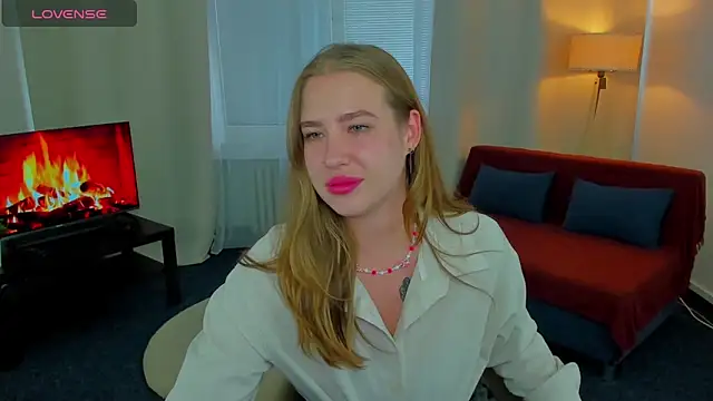 Snapshot of ElaraBloom chatting on 10.31.25 ElaraBloom online show from 10.31.25