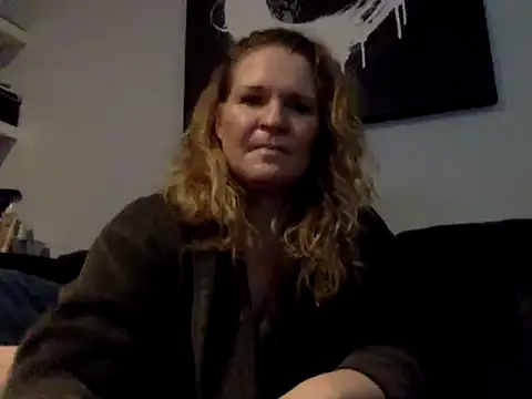 Snapshot of Dinslavnu chatting on 10.27.25 Dinslavnu online show from 10.27.25