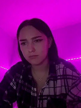 Snapshot of _Sinara_ chatting on 10.28.25  Sinara  online show from 10.28.25