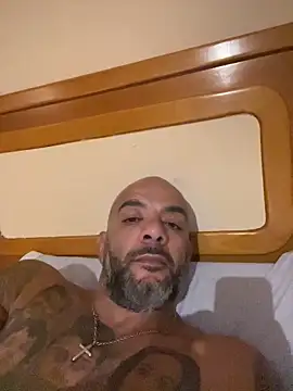 Snapshot of latino2211 chatting on 10.26.25 latino2211 online show from 10.26.25