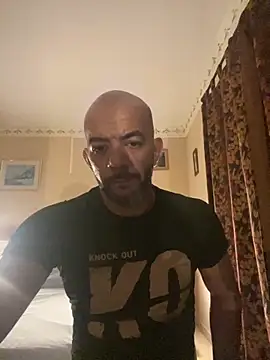 Snapshot of latino2211 chatting on 10.29.25 latino2211 online show from 10.29.25