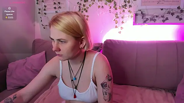 Snapshot of Alice_Maurik chatting on 11.08.25 Alice Maurik online show from 11.08.25