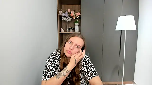 Snapshot of BernitaHaar chatting on 10.29.25 BernitaHaar online show from 10.29.25