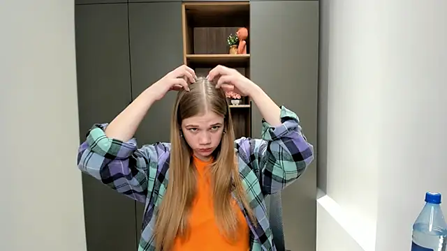 Snapshot of LuciaTiell chatting on 10.28.25 LuciaTiell online show from 10.28.25