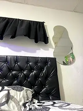 Snapshot of zui_luu chatting on 11.13.25 zui luu online show from 11.13.25