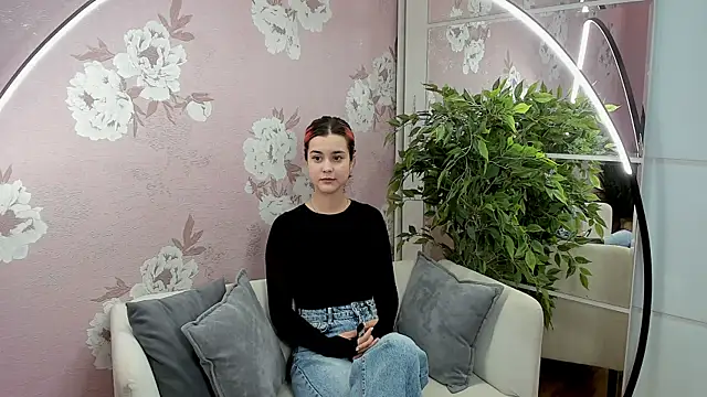 Snapshot of SharieTenuta chatting on 11.03.25 SharieTenuta online show from 11.03.25