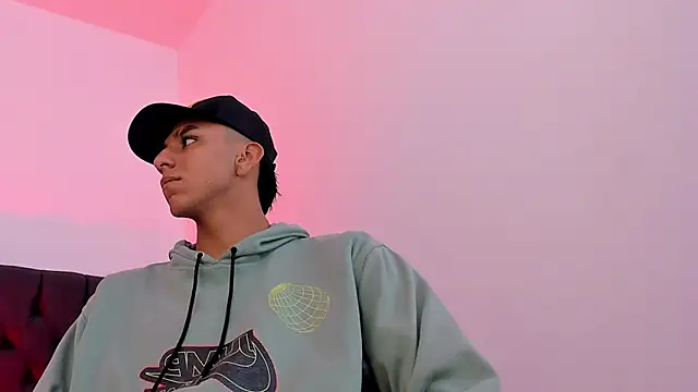 Snapshot of leelpaul chatting on 10.28.25 leelpaul online show from 10.28.25