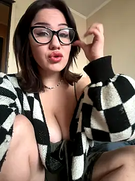 Snapshot of SashaNami chatting on 11.05.25 SashaNami online show from 11.05.25