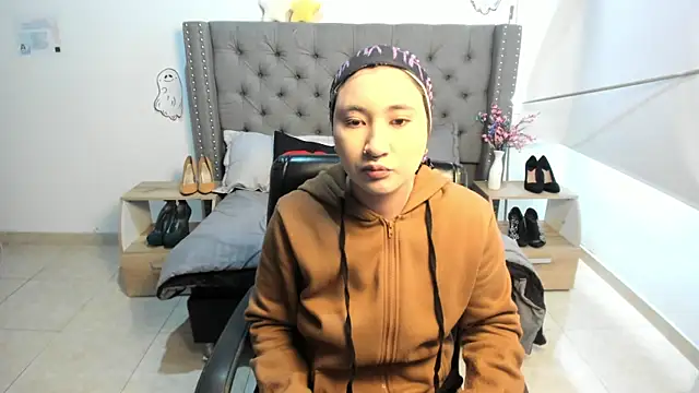 Snapshot of AnngelLee chatting on 10.29.25 AnngelLee online show from 10.29.25